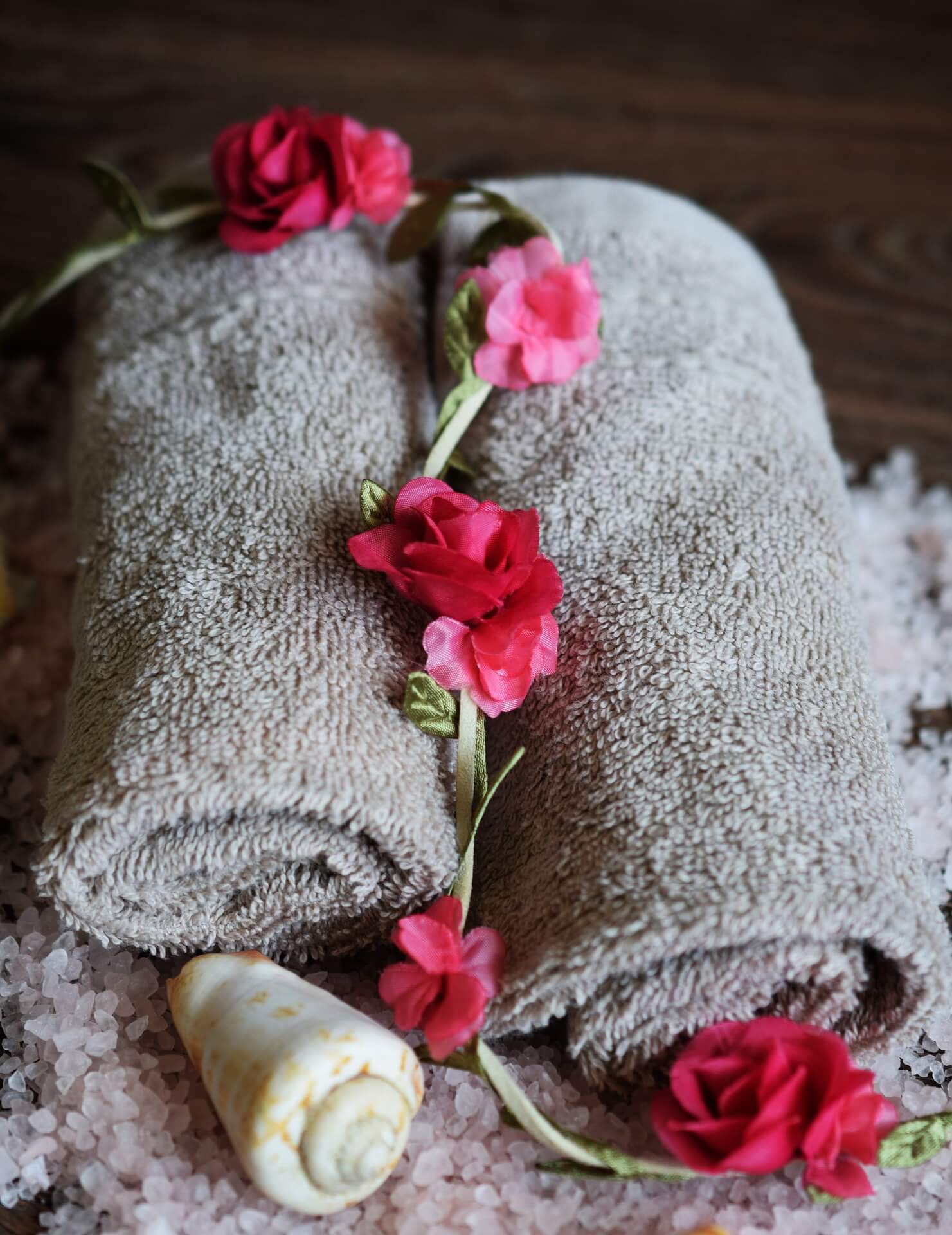 les-fleur-ages-massage-serviette-fleurs-roses